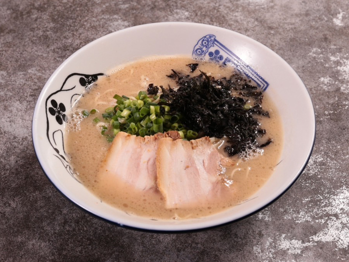 王道の豚骨ラーメン（味玉付き）