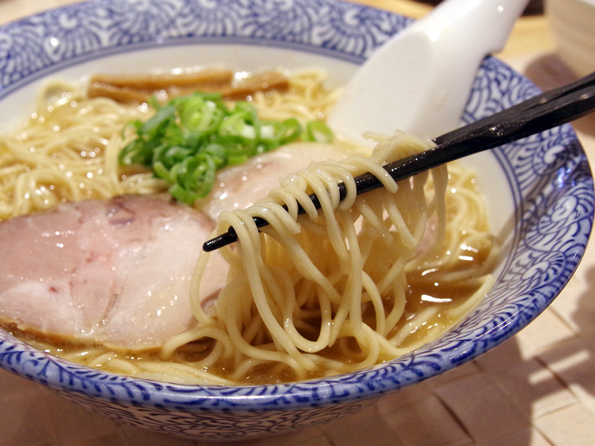 自慢の自家製細ストレート麺