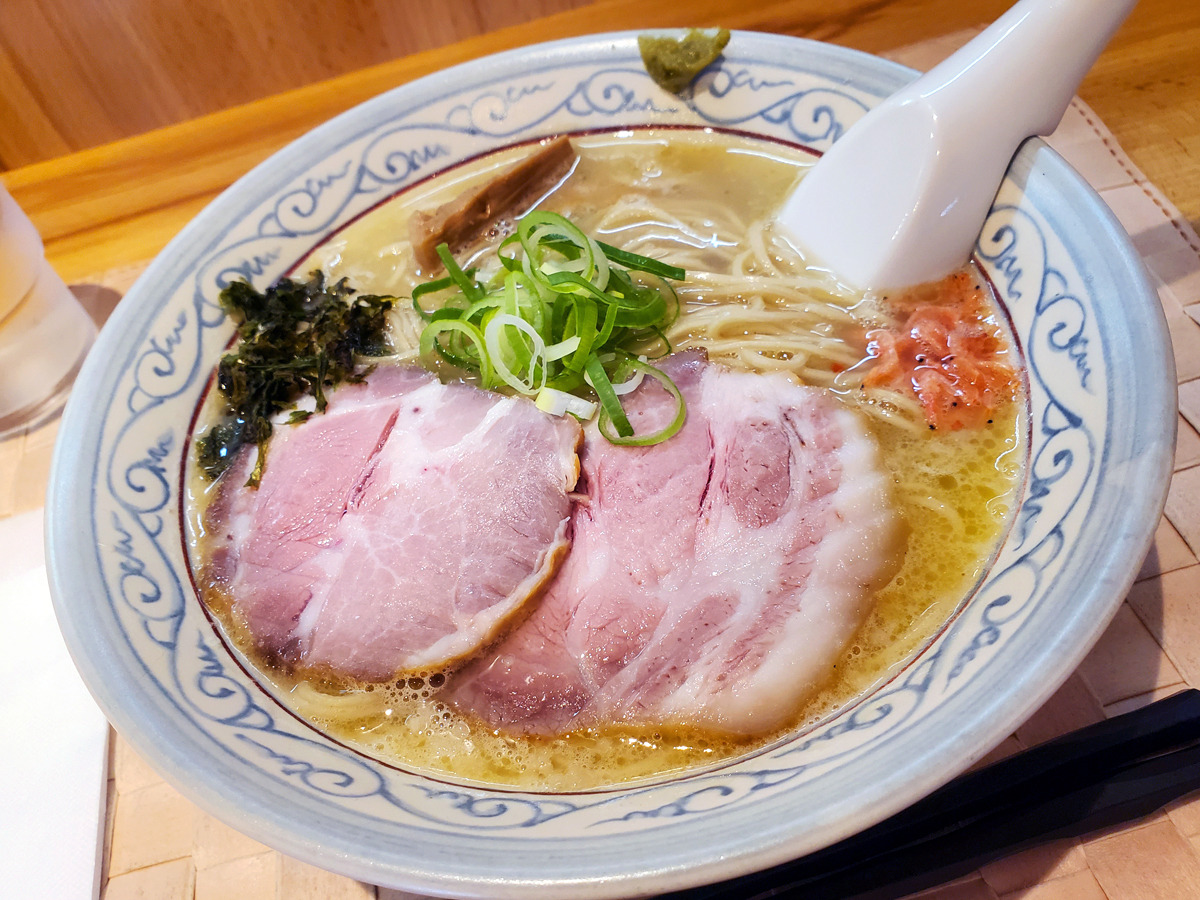 小エビと柚子胡椒で味わう「塩ラーメン」