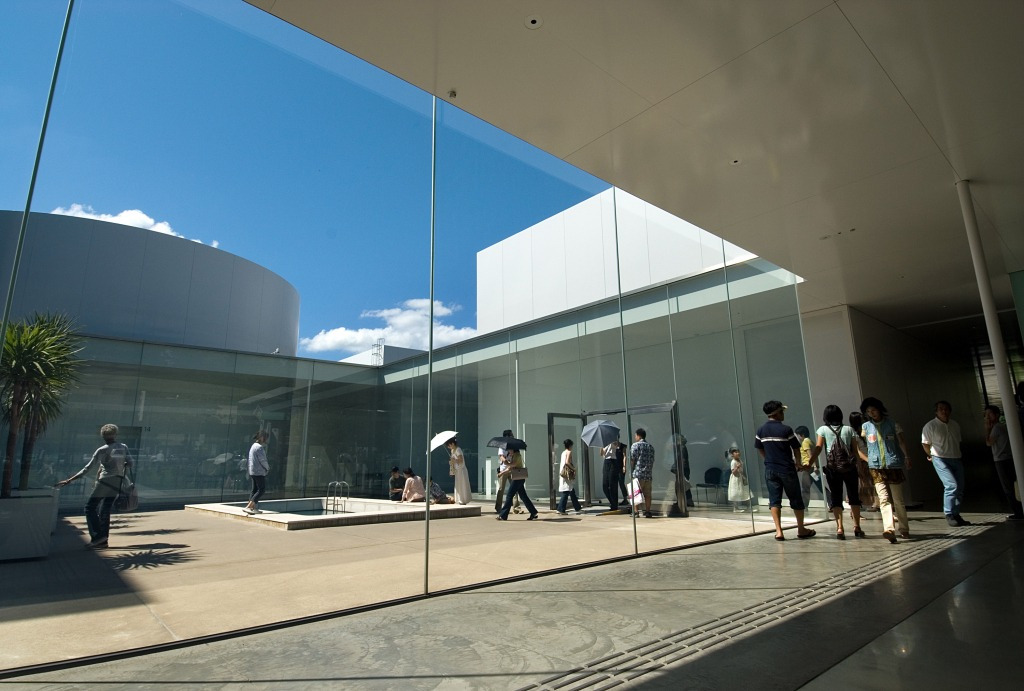 金沢21世紀美術館・内観(写真提供：金沢市)