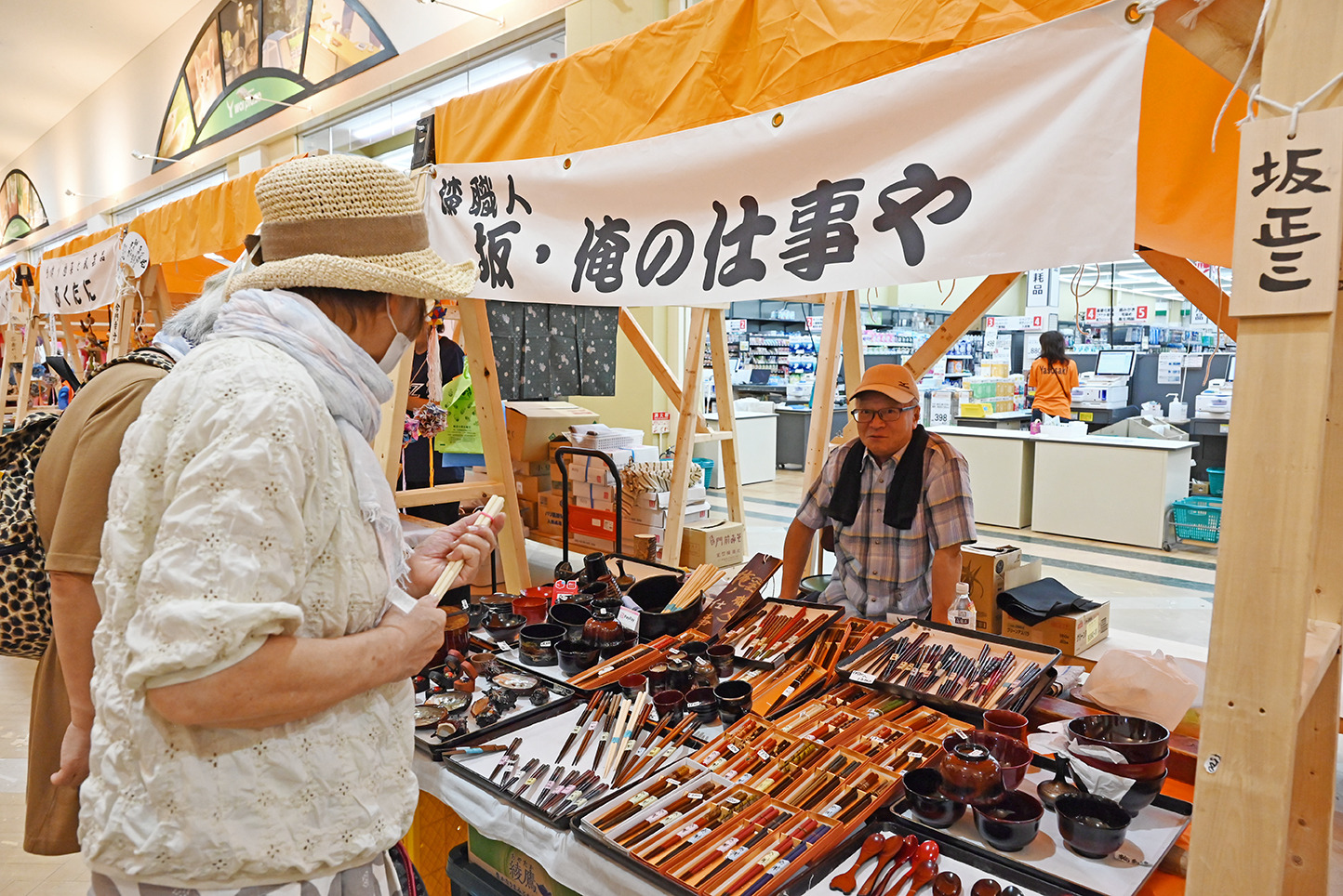 輪島塗のお店も数軒あり、こちらは漆職人さんが製造・直売するお店。お箸やお弁当箱、お椀など、軽くてコンパクトにな品はお土産に持ち帰りやすい。