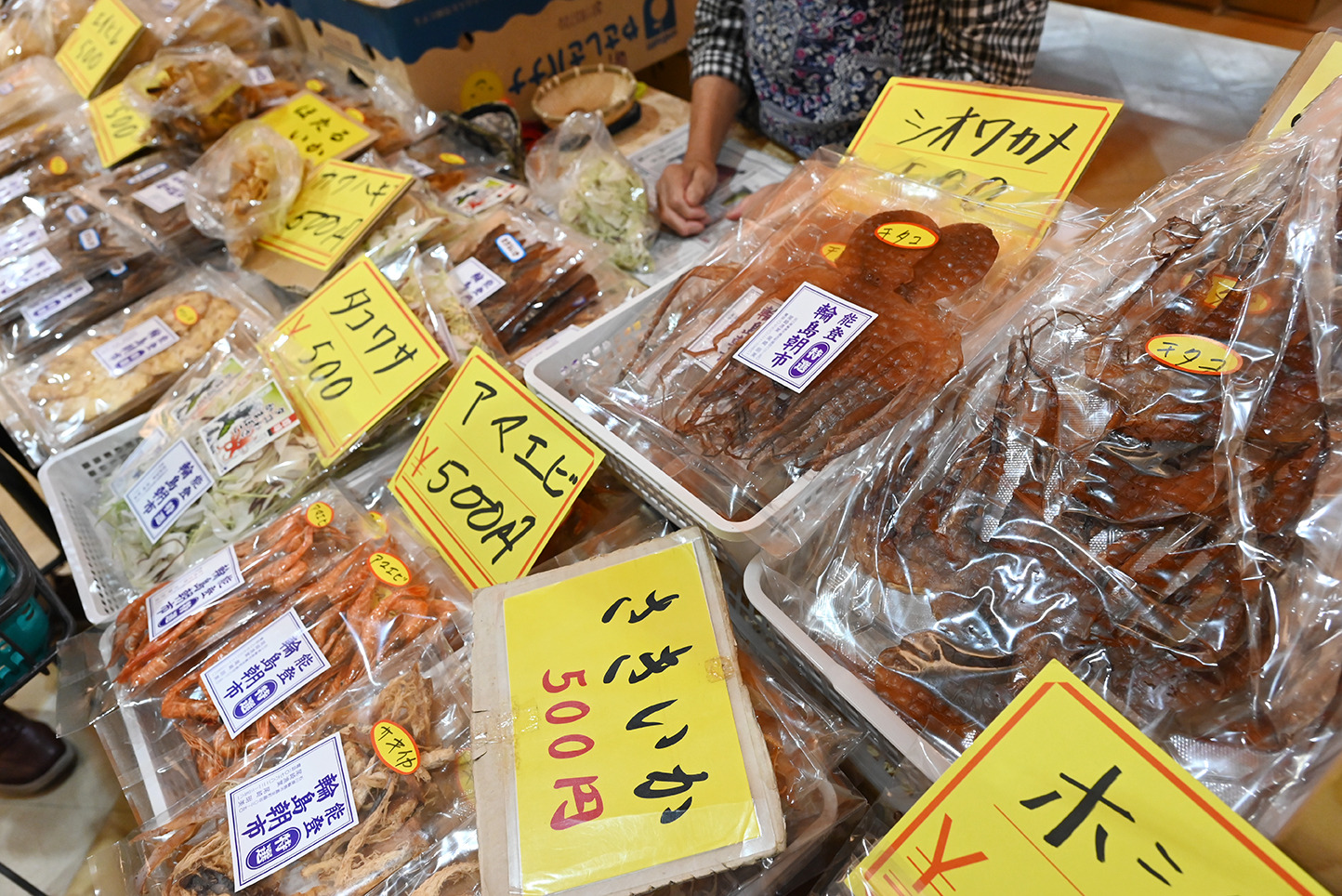 サキイカ、甘エビの素干し、甘じょっぱい味付けの干しタコなどの珍味。お酒のつまみに、おやつに、能登の味を。