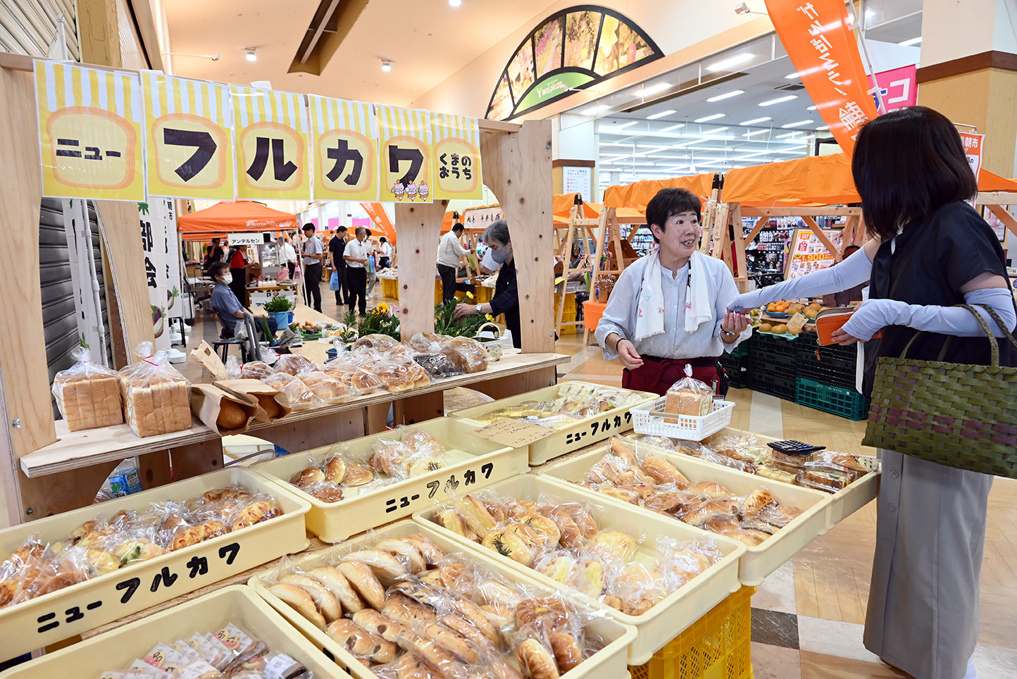 地元で長年愛されてきた手作りパンの店「ニューフルカワ（くまのおうち）」のパンも「出張 輪島朝市」に並びます。焼き立ての温かいパン、サンドイッチなど種類も豊富。