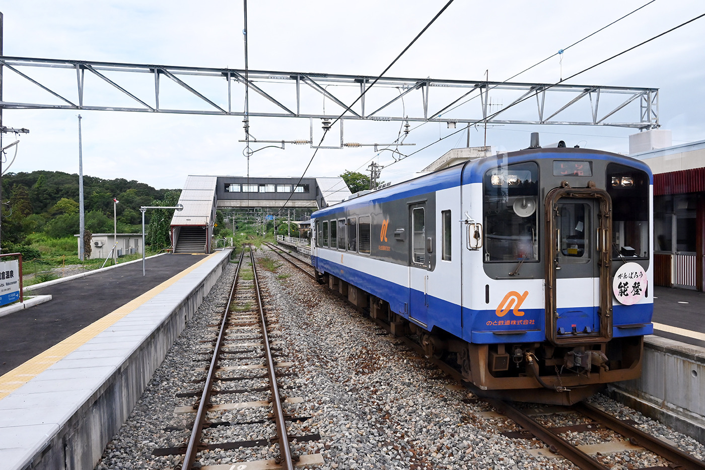 七尾駅から穴水駅まで七尾湾の海沿いを走るローカル線