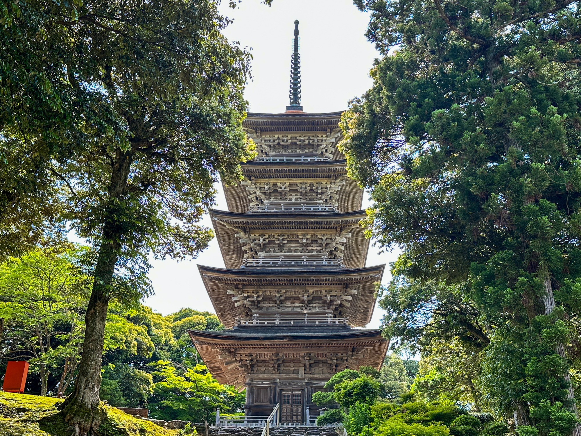 妙成寺のシンボルである立派な五重塔