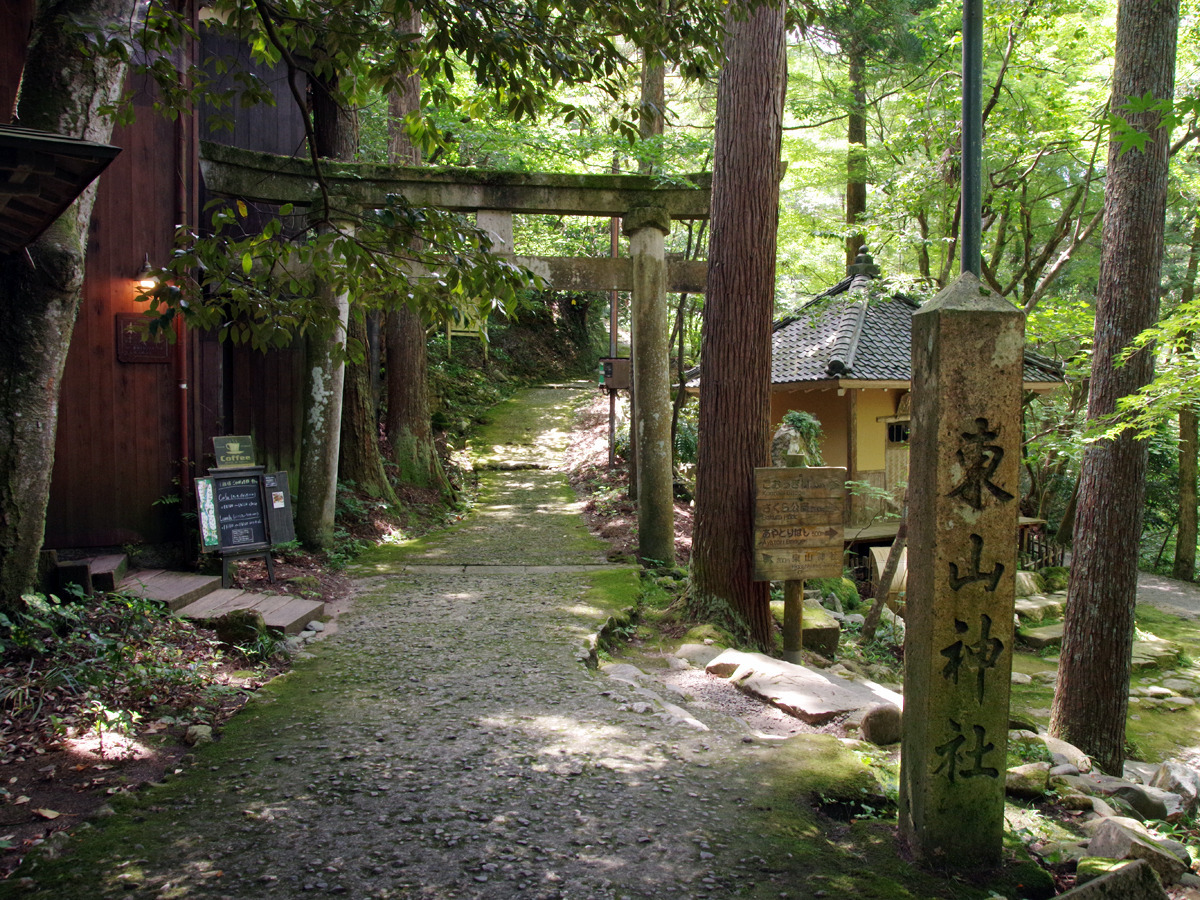 東山神社 参道入口の鳥居