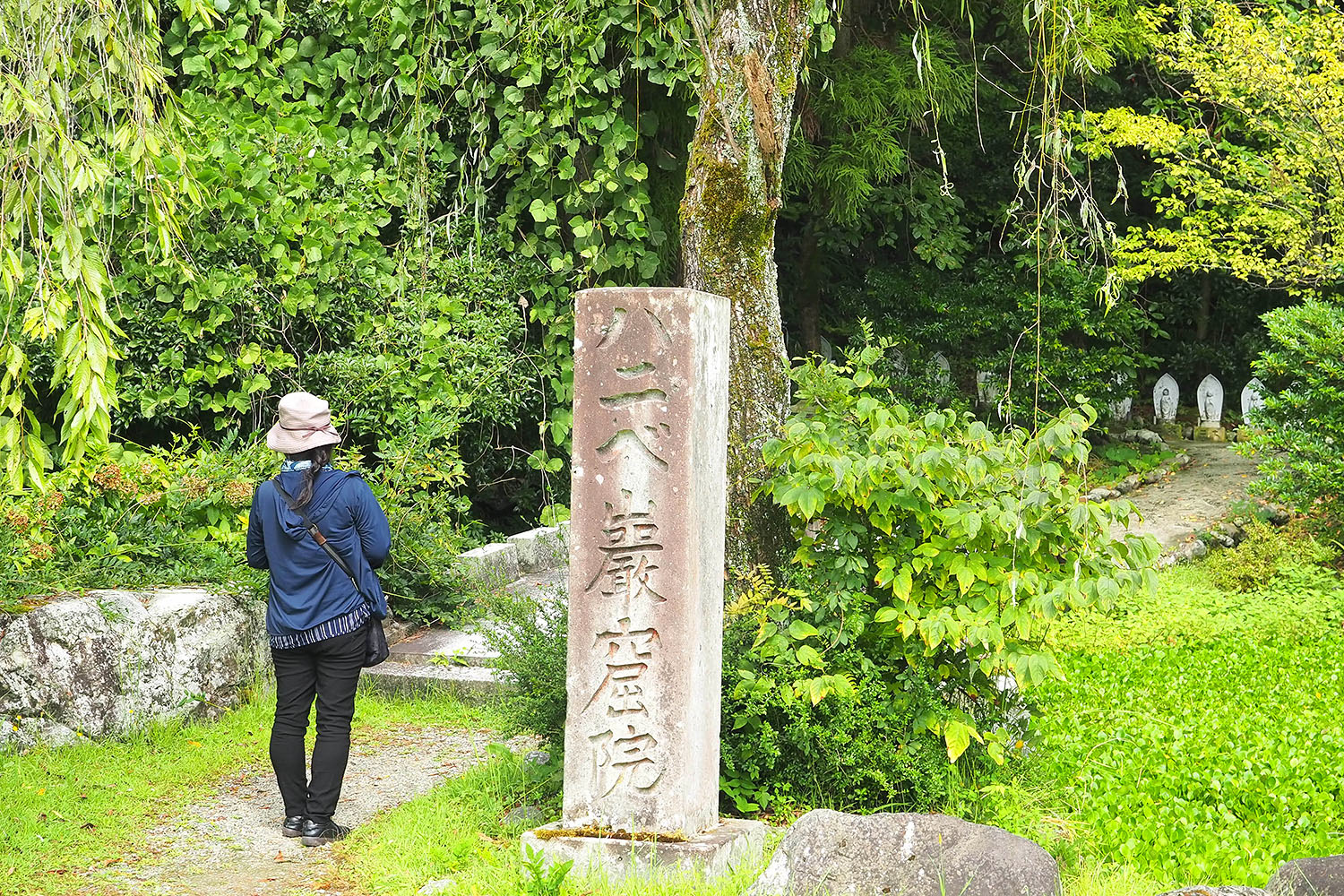 大仏から洞窟までは上り坂が続きます