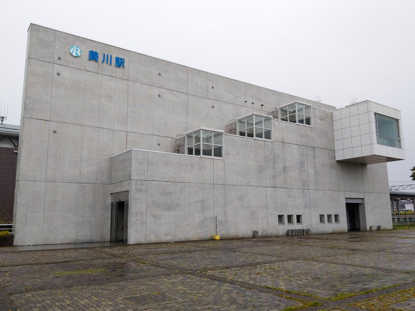 写真は駅の裏口にあたる南口（白山広場）です