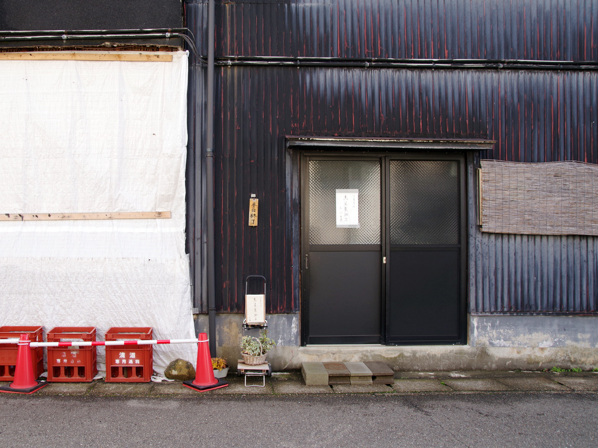 「鳥居醤油」は店舗裏で営業中