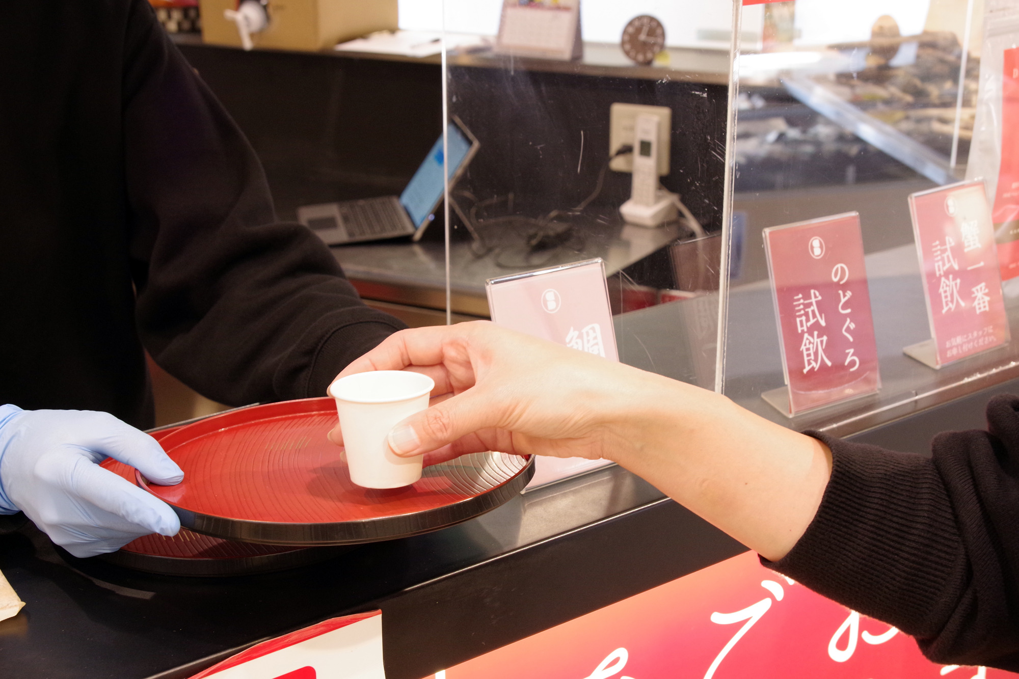 熱々の出汁を試飲できます