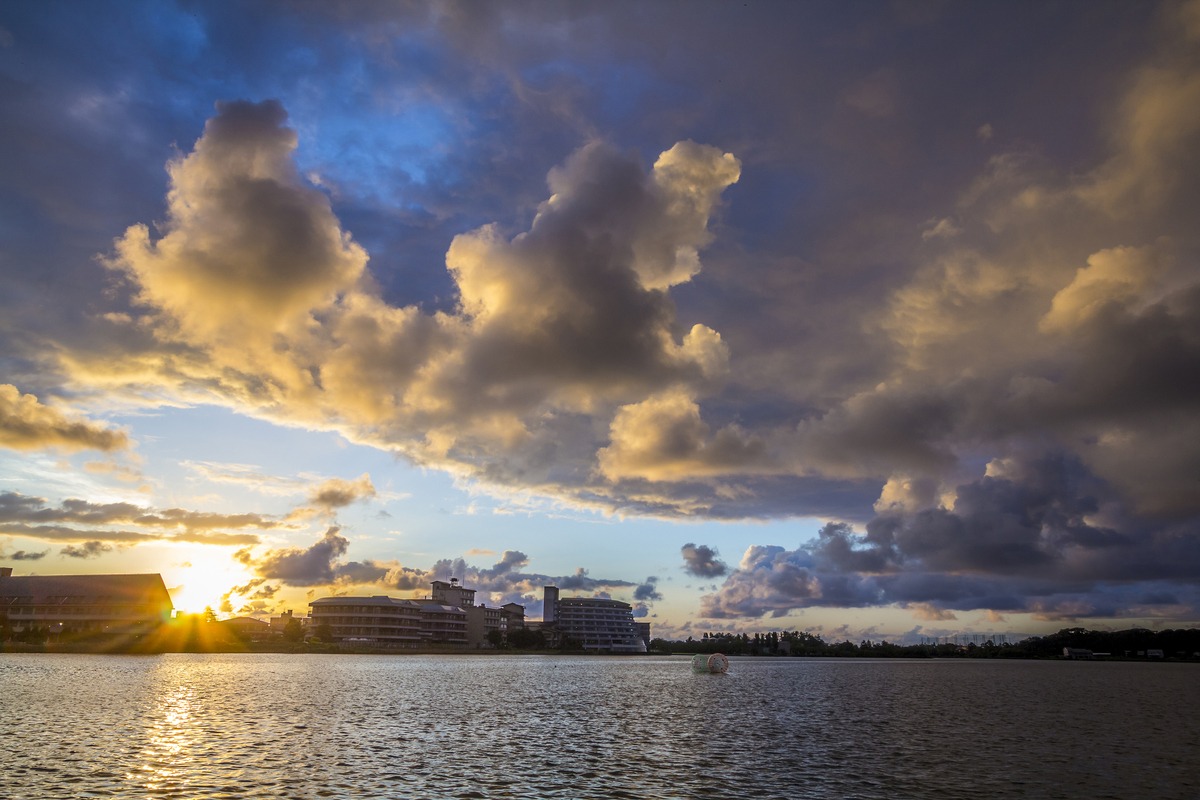 時間とともに異なる表情で魅せる湖。