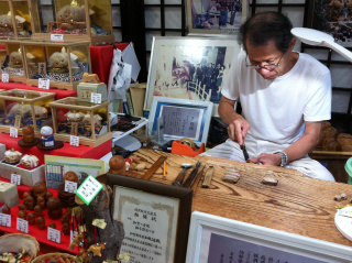 白山比咩神社北参道「くろゆりの里」で実演販売