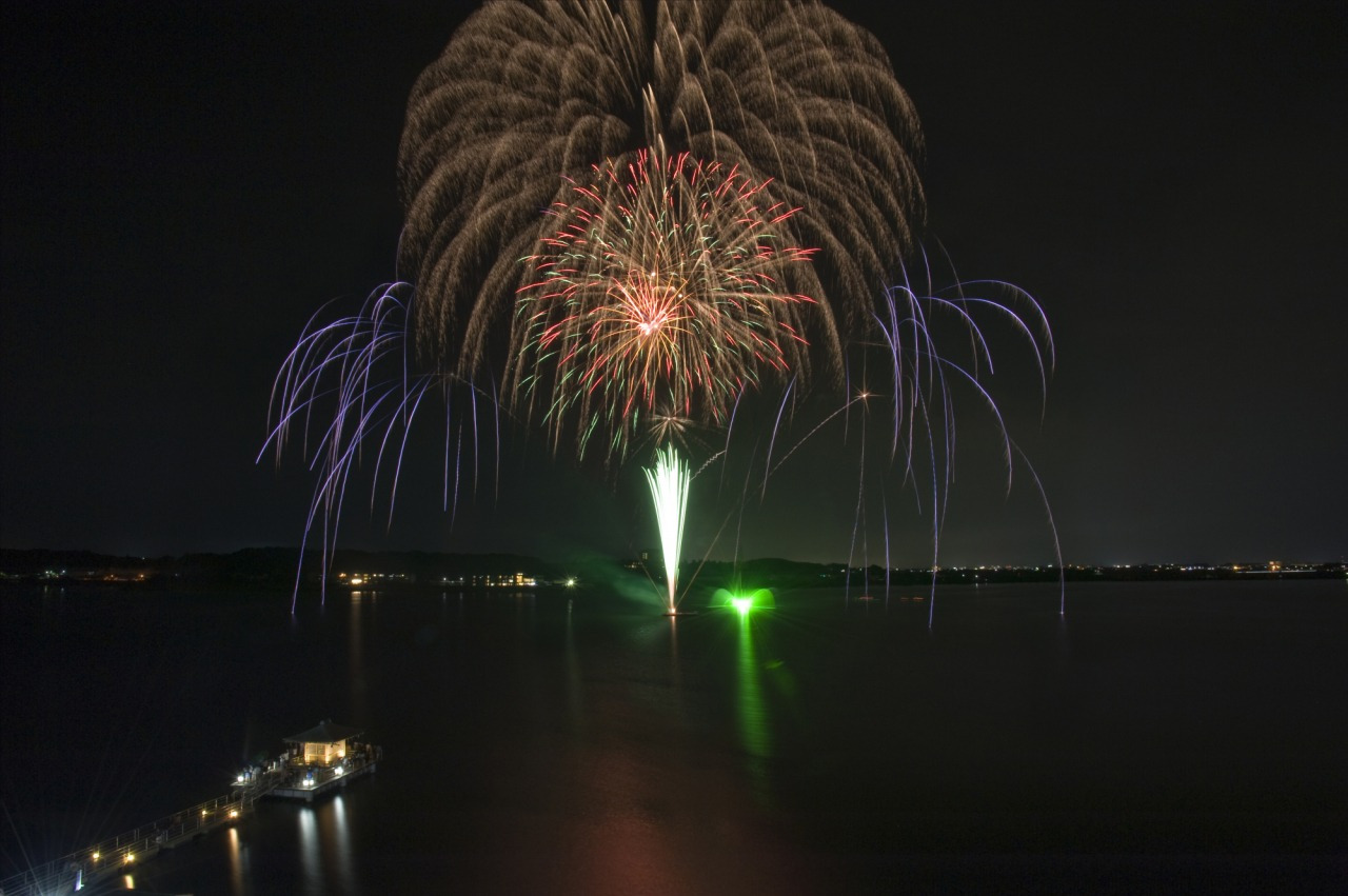 片山津温泉納涼花火まつりとは？2024年はいつ開催？チケットの販売はある？見どころやアクセス、駐車場情報などを解説します。